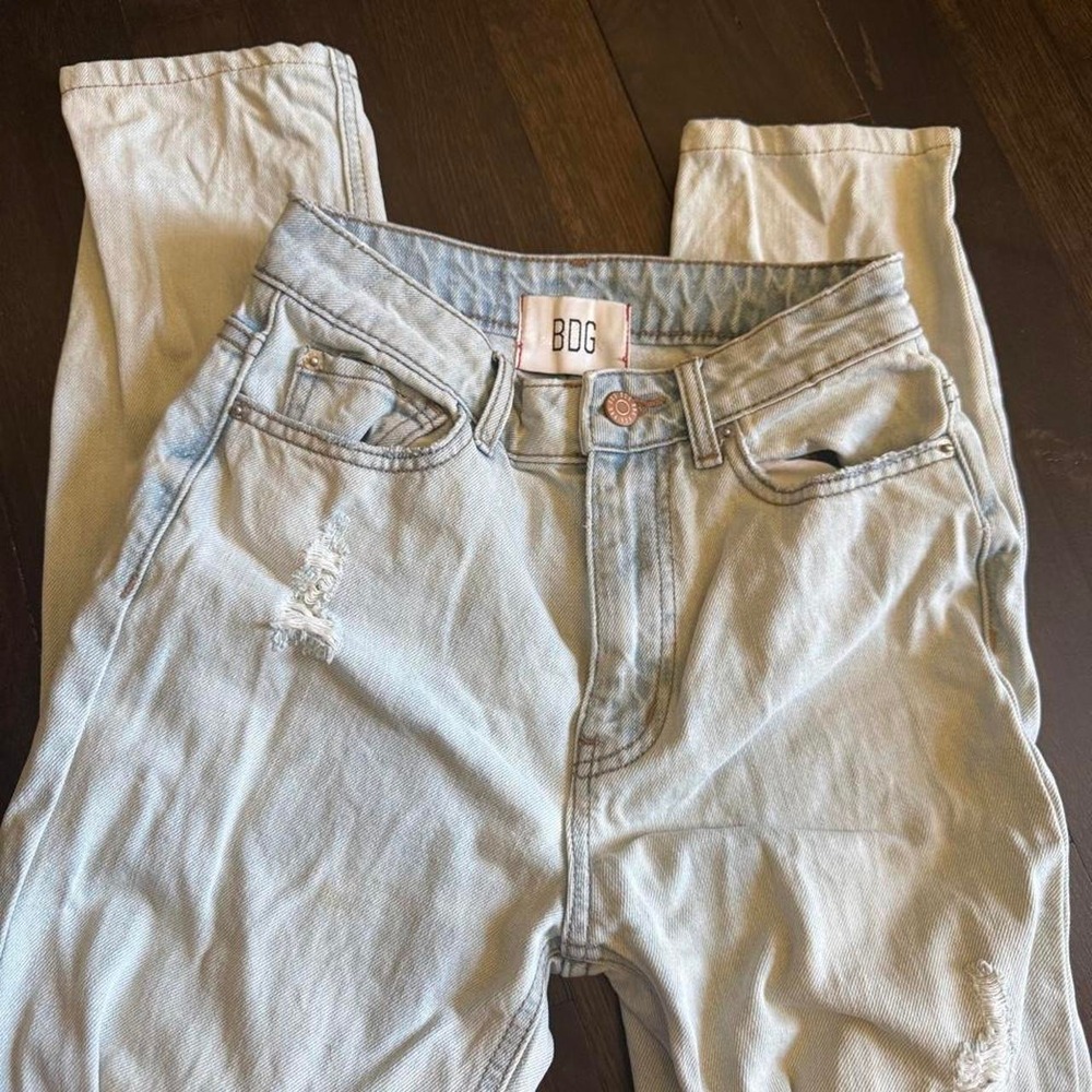 BDG light blue distressed jean